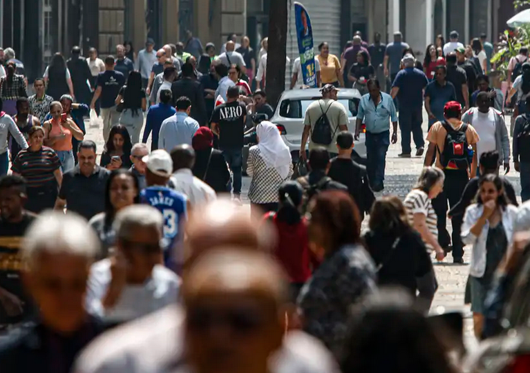 Mais de 14 milhões de famílias deixaram linha da pobreza em 2 anos