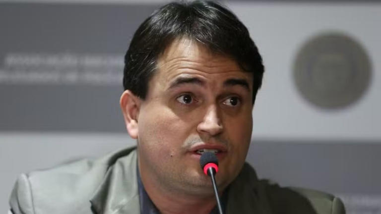 Delegado da PF que investigou facada em Bolsonaro é preso