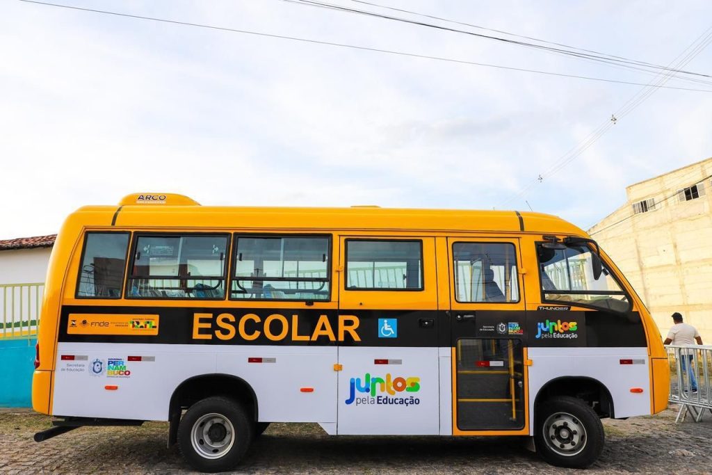 MPF ajuizou ação para Raquel Lira remover propaganda de ônibus escolares