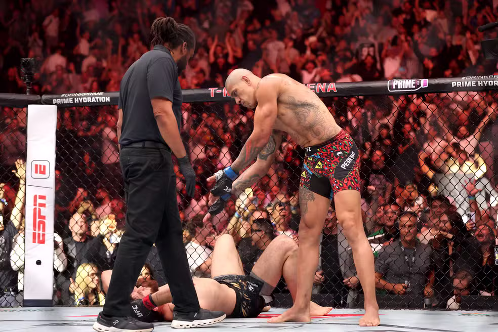 UFC 320: Alex Poatan recupera cinturão com nocaute em 1min20s