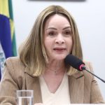 Comissão aprova piso de 75% do salário docente para técnicos da educação