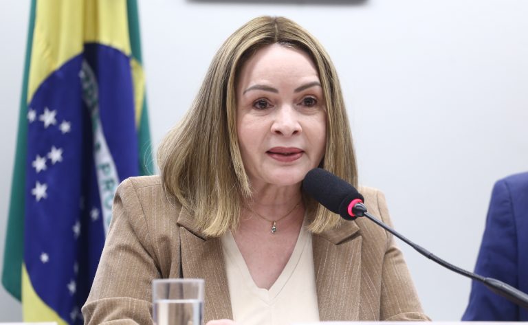 Comissão aprova piso de 75% do salário docente para técnicos da educação