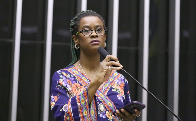 Professores contratados terão direito ao mesmo salário dos concursados