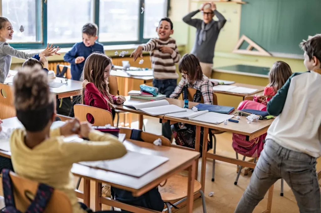 Professor brasileiro perde 21% do tempo de aula para “manter disciplina”