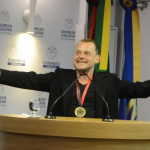 Mateus Nachtergaele, ator de O Auto da Compadecida, recebe Medalha Augusto dos Anjos da ALPB