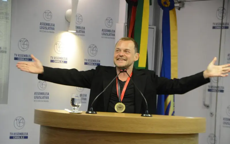 Mateus Nachtergaele, ator de O Auto da Compadecida, recebe Medalha Augusto dos Anjos da ALPB