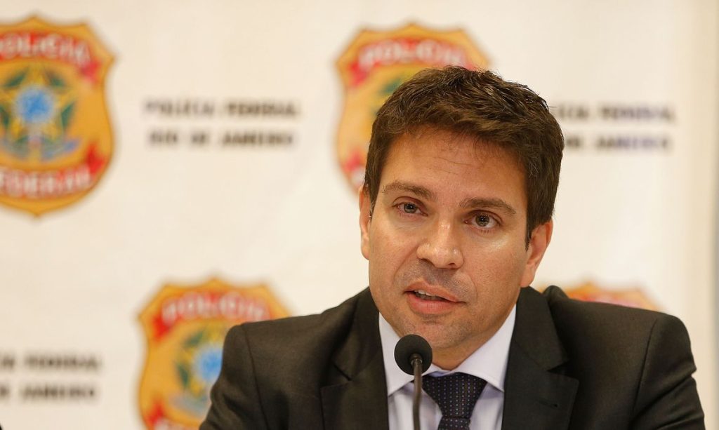 Alexandre Ramagem foge do Brasil