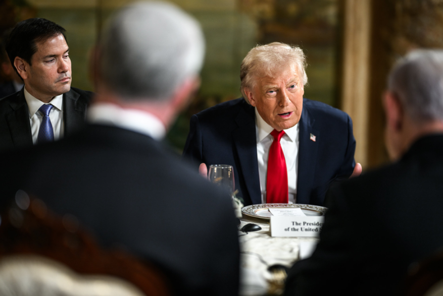 Com apoio de republicanos, Senado aprova resolução que limita poderes de Trump na Venezuela