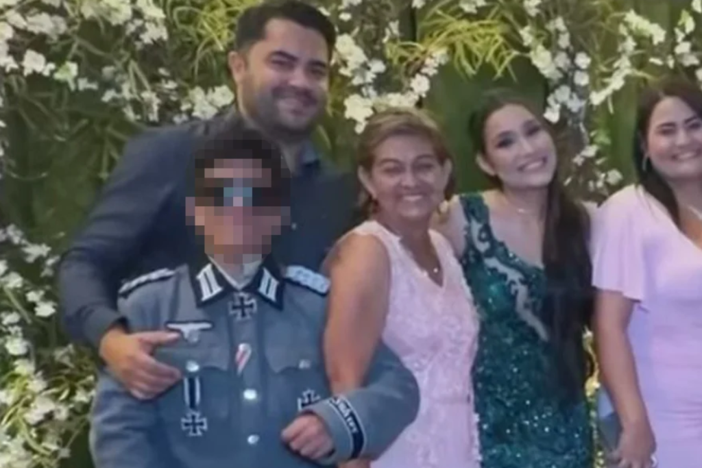 Faculdade se manifesta sobre garoto com uniforme nazista em formatura