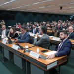 Centrão apresenta proposta que amplia jornada para 52 horas e adia fim da 6×1